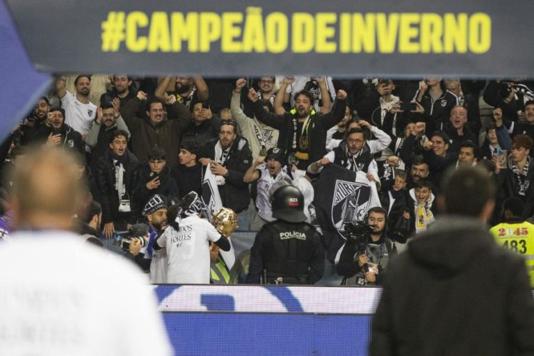Adeptos do Vitória enchem Toural em festa da Taça da Liga que “sempre acreditaram”