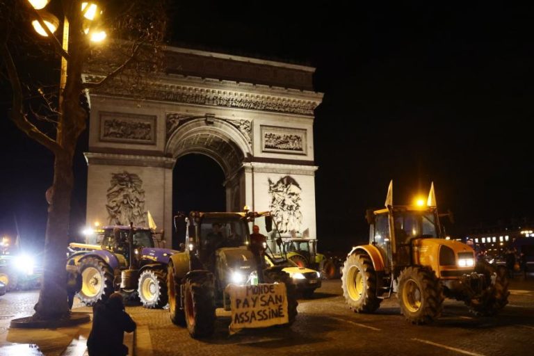 Agricultores franceses conduzem 350 tratores pelas avenidas de Paris a protestar contra acordo UE/Mercosul