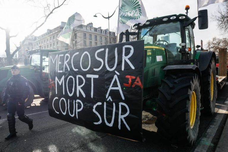 Agricultores franceses retiram tratores de Paris