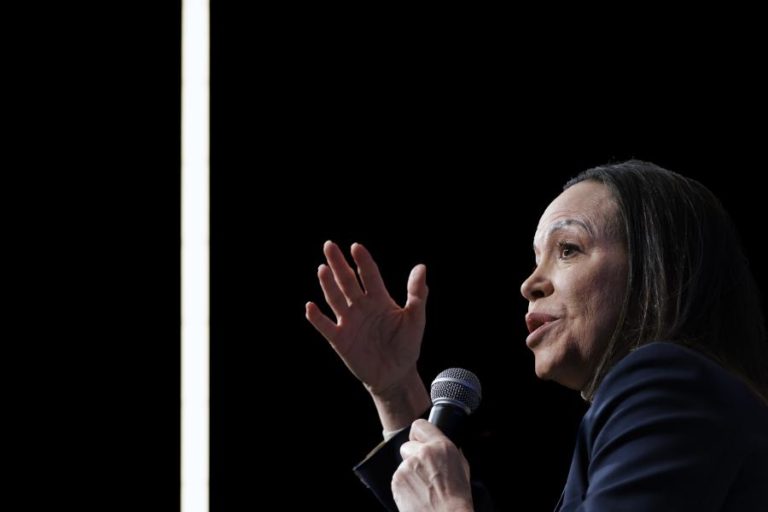 Corina Machado diz confiar numa “transição pacífica” de poder na Venezuela