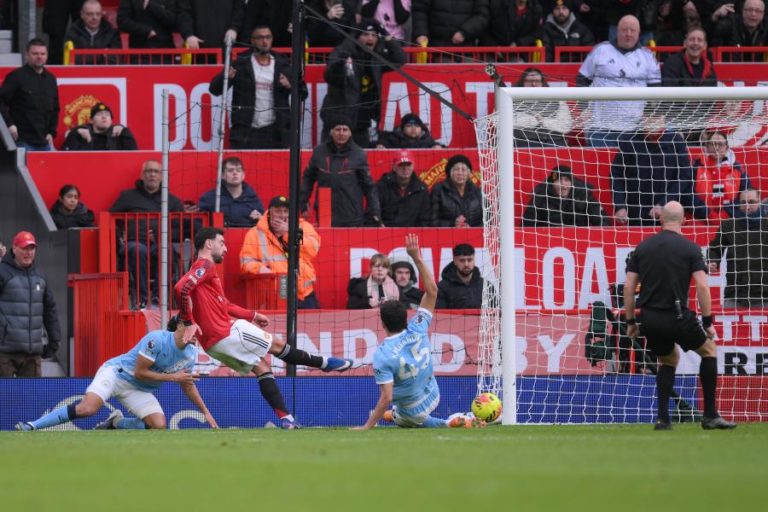 Manchester United vence rival City em estreia de sonho do treinador Michael Carrick
