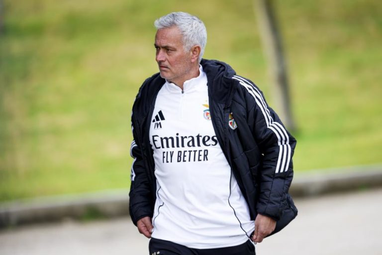 Mourinho lança Estrela da Amadora sem abordar contestação dos adeptos