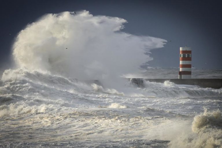 Avisos vermelhos em 10 distritos por causa da agitação marítima