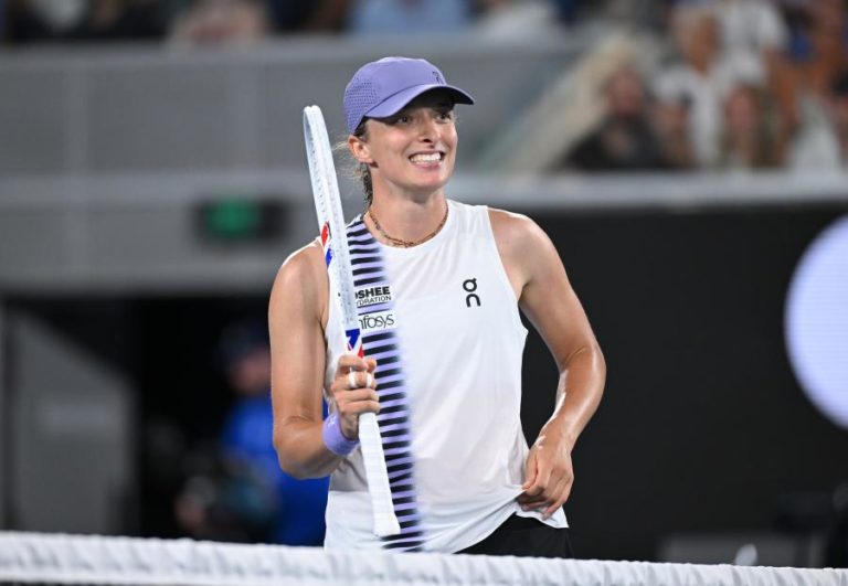 Iga Swiatek cede um set, mas garante oitavos de final do Open da Austrália