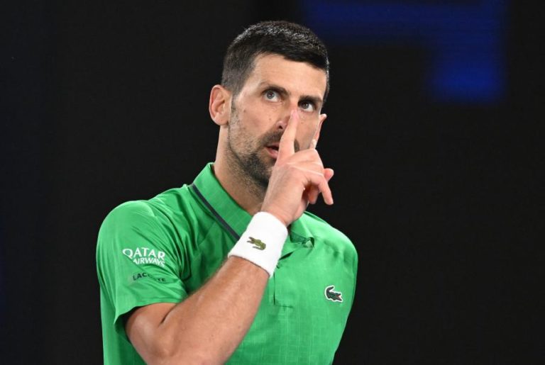 Novak Djokovic nos ‘quartos’ do Open da Austrália após desistência de Jakub Mensik
