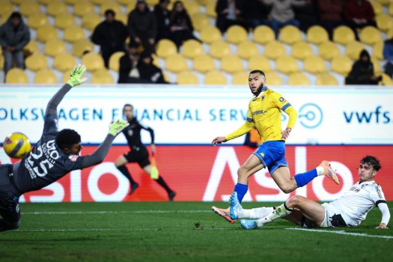 Estoril Praia dá a volta ao resultado e vence Vitória de Guimarães