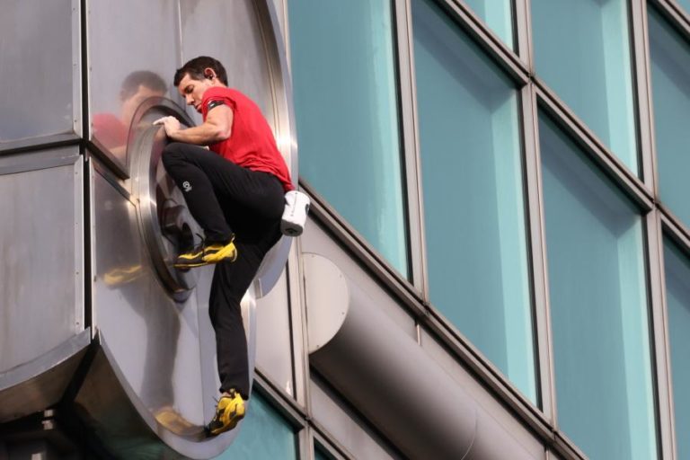 Norte-americano Alex Honnold escala sem ajudas arranha-céus mais alto de Taiwan