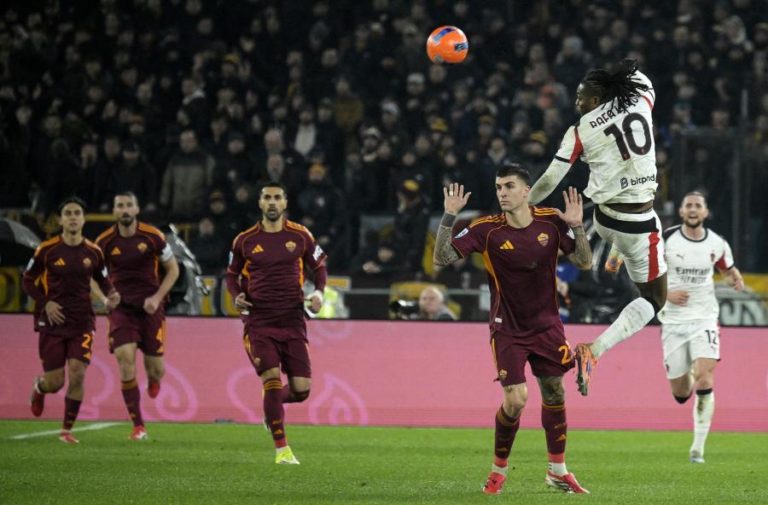 AC Milan cede na perseguição ao comando da Liga italiana com empate em Roma