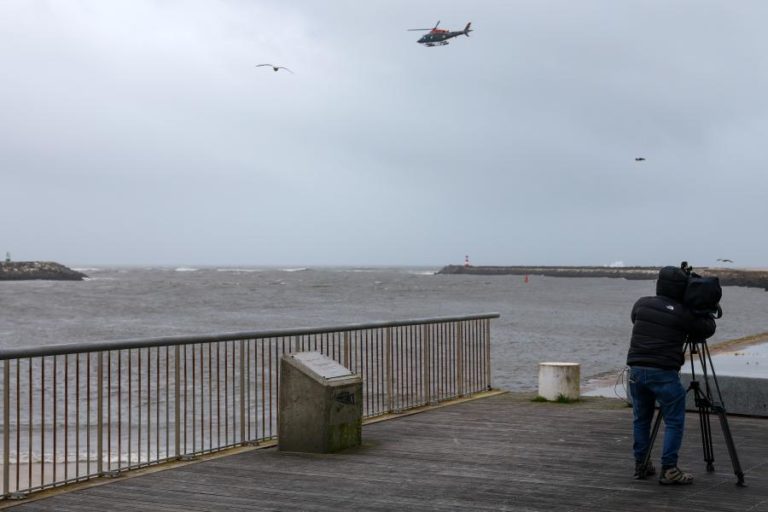 Rebocador norueguês vai retirar cargueiro sem leme ao largo da Figueira da Foz