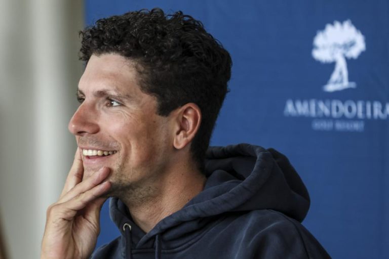 “Faz sentido” voltar ao Giro e vencer grande Volta “é objetivo de carreira” — João Almeida