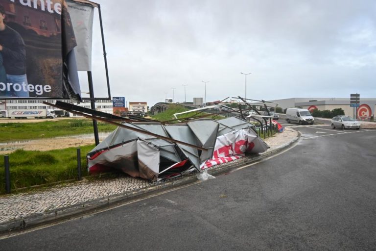 Mais de 610 mil clientes sem energia elétrica pelas 11:00