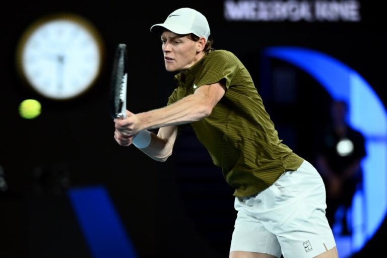 Sinner bate Shelton e marca encontro com Djokovic nas ‘meias’ do Open da Austrália