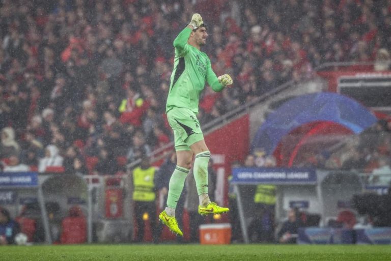 Golo de Trubin aos 90+8 minutos coloca Benfica no play-off da Liga dos Campeões