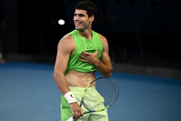 Alcaraz vence batalha com Zverev e estreia-se na final do Open da Austrália