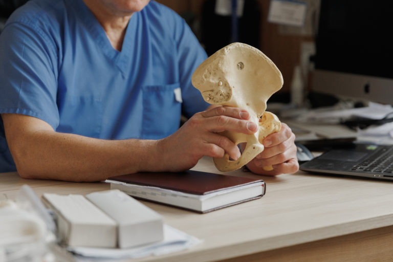 Estilo de vida, genética e envelhecimento impulsionam osteoporose