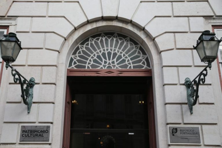 Mais de 200 artistas pedem adiamento de prazo de submissão a concursos de apoio a projetos