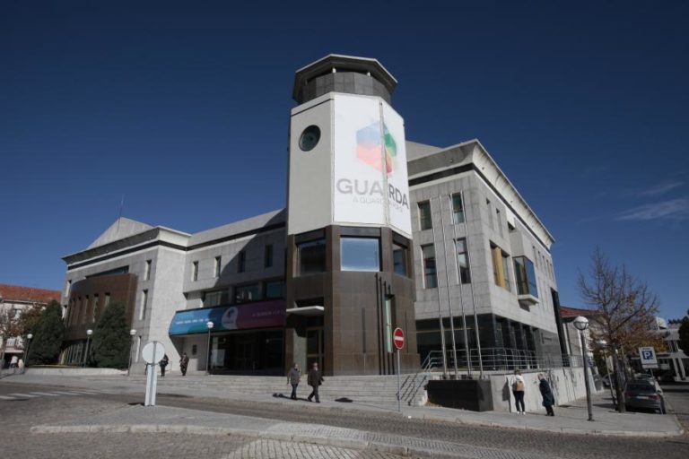 PJ realiza buscas na Câmara da Guarda e em três empresas do Norte