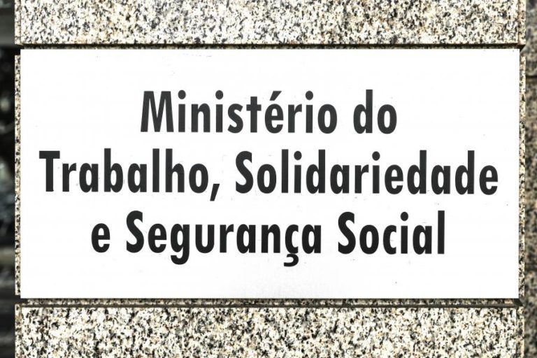 Trabalhadores em ‘lay-off’ simplificado com 2/3 do salário em vez de 100% – Governo