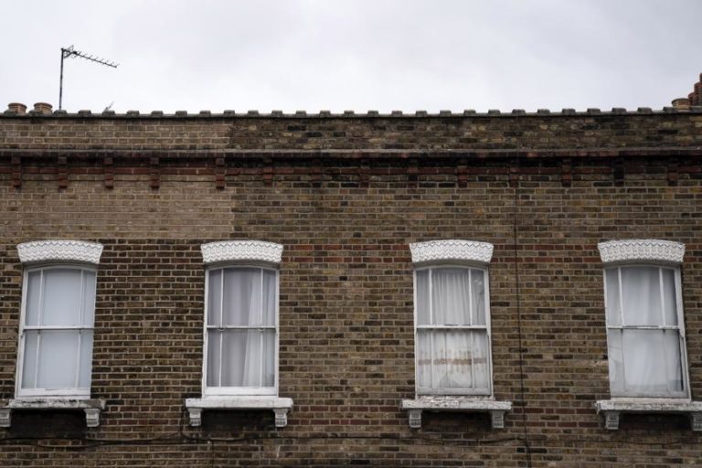 Eurodeputados votam na 2.ª feira primeiro relatório sobre crise na habitação