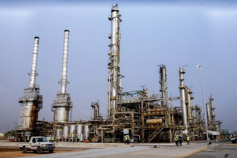 Oxford Economics vê Angola a produzir por dia 1,14 milhões de barris de petróleo este ano