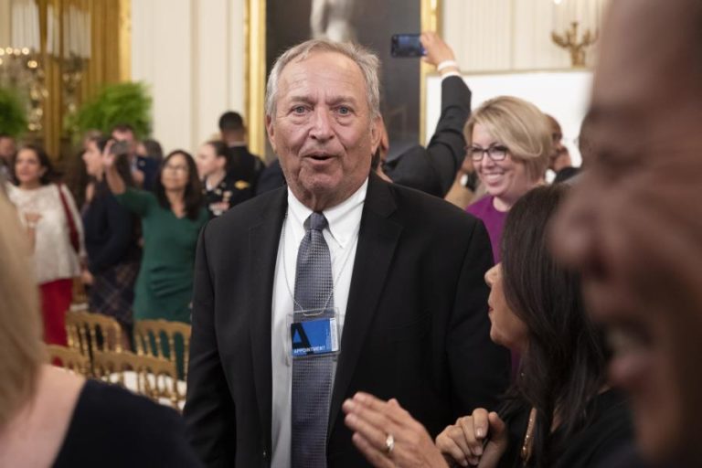 Ex-presidente de Harvard demite-se após divulgação de mensagens para Epstein