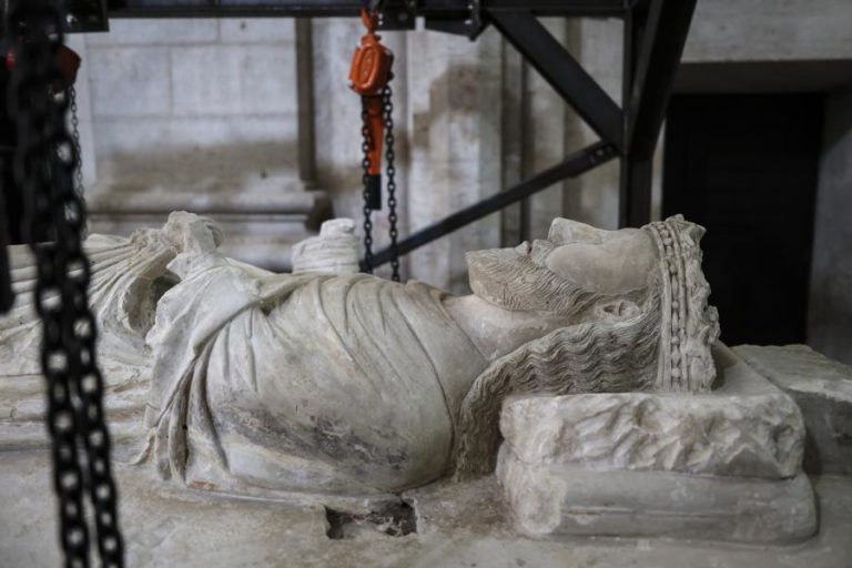 Espólio do túmulo de D. Dinis classificado tesouro nacional