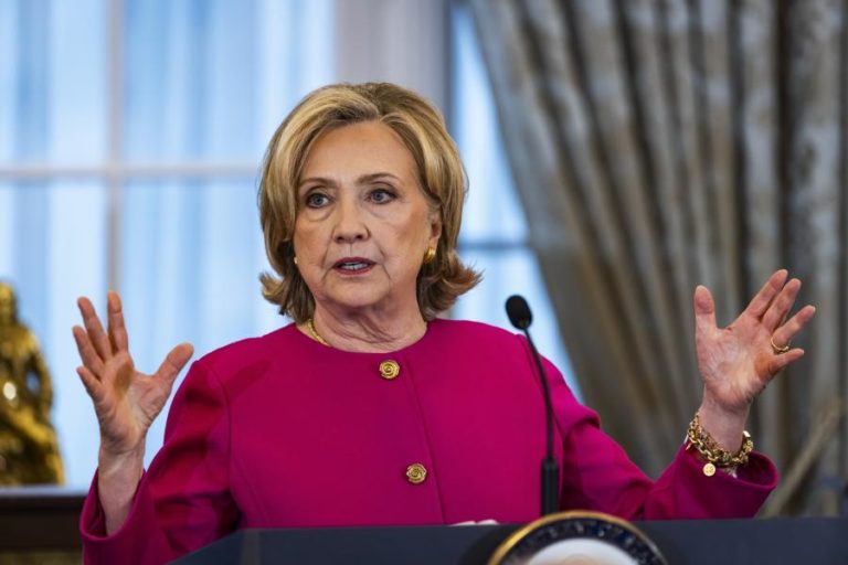Hillary Clinton pede que Trump seja questionado sobre laços com Epstein