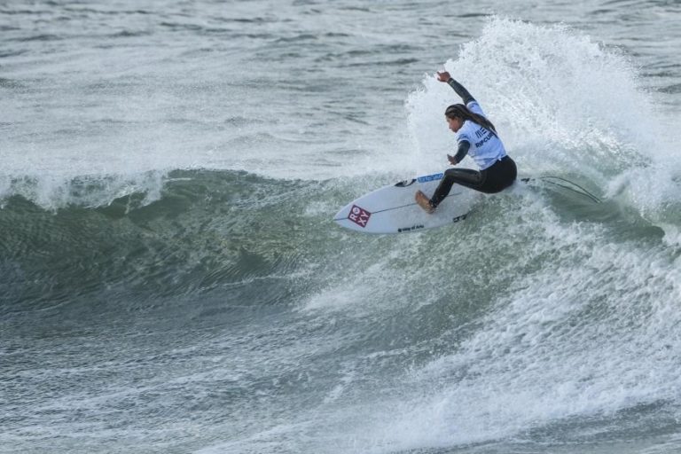 Francisca Veselko junta-se a Yolanda Hopkins na elite mundial de surf