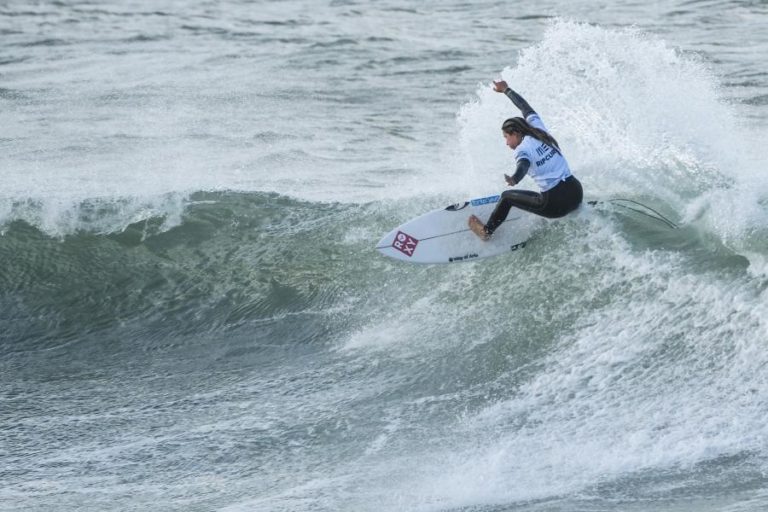 Francisca Veselko perto da elite mundial de surf após chegar às ‘meias’ no Havai