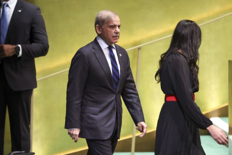 Sharif garante que Paquistão “reduzirá a pó” qualquer agressão de Cabul