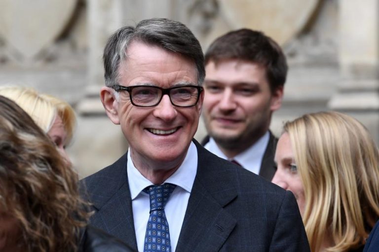 Antigo ministro Peter Mandelson libertado sob caução em Londres