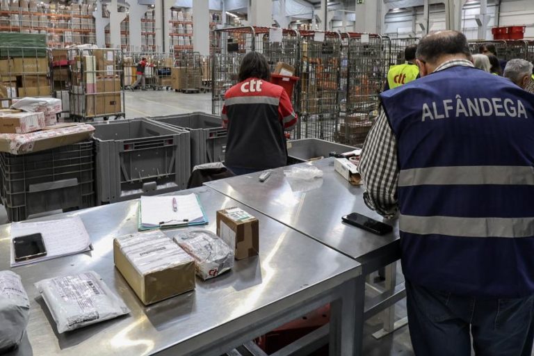 UE acaba com isenção aduaneira nas encomendas até 150 euros e cria taxa de três euros