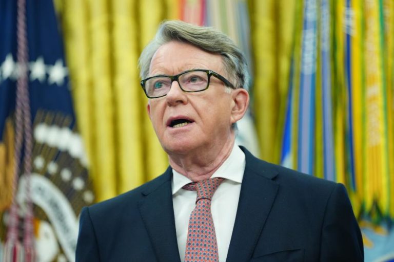 Antigo ministro Peter Mandelson detido em Londres sob suspeita de má conduta