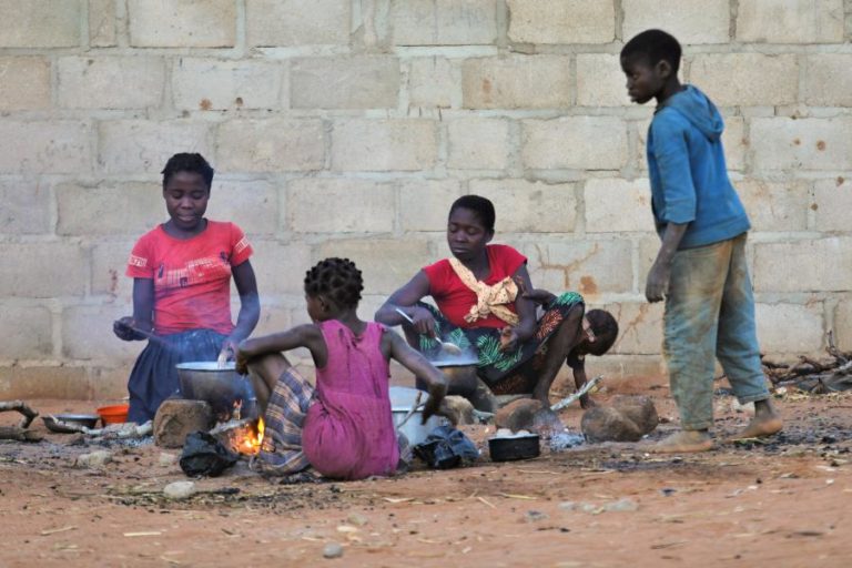 Alunos moçambicanos começam aulas em tendas com escolas destruídas pelas cheias