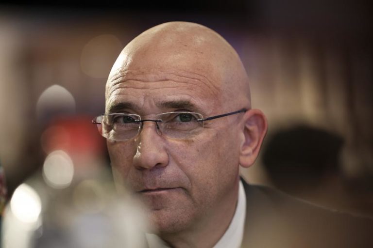 Passos Coelho acusa governantes de viciarem concursos para altos cargos da administração pública