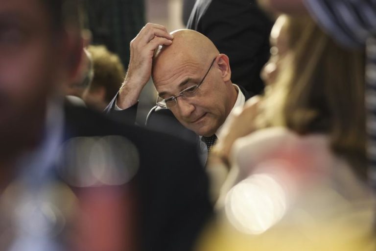 Passos limita-se a dar “parabéns ao presidente eleito”