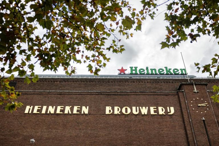 Heineken anuncia dispensa de cinco a seis mil trabalhadores