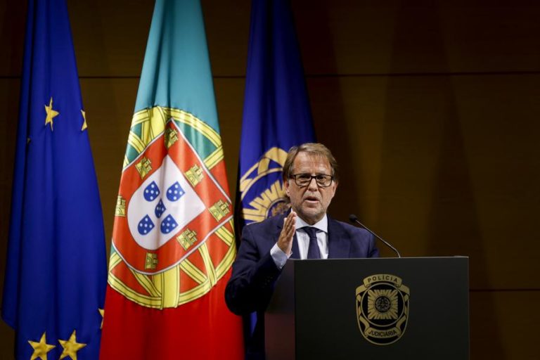 Novo ministro da Administração Interna considera inaceitável baixos salários na PSP