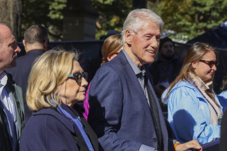 Ex-presidente Bill Clinton diz que “não fez nada de errado” na relação com Epstein