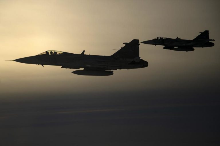 Suécia vai enviar caças para nova missão da NATO no Ártico