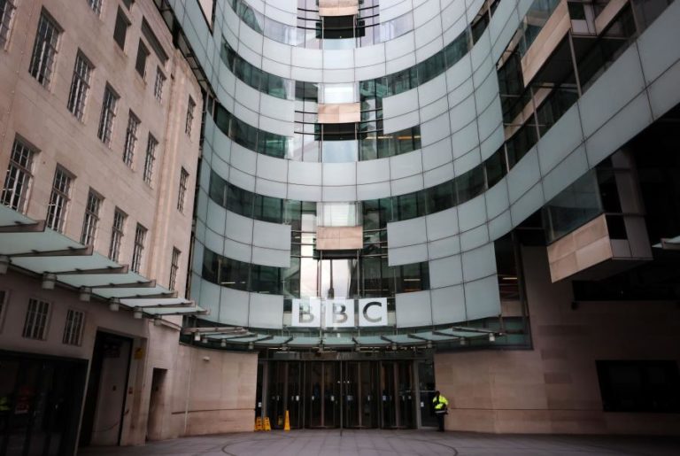 BBC anuncia cortes de 10% nos custos que podem reduzir trabalhadores e oferta