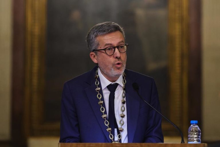 Carlos Moedas passa a ter maioria absoluta com vereadora que se desfiliou do Chega