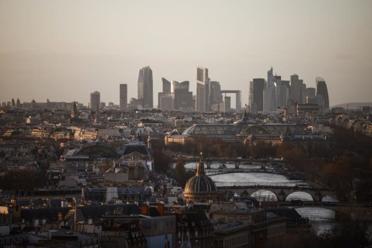 França retira pessoas de arranha-céus e instituições em Paris após onda de ameaças de bomba