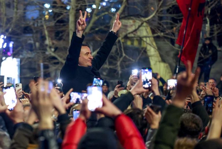 Albin Kurti reeleito primeiro-ministro do Kosovo após um ano de paralisia política