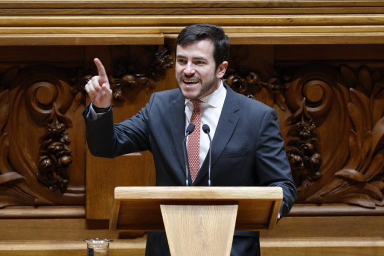 PS sugere orçamento retificativo se Governo considerar que ‘lay-off’ a 100% viola lei-travão