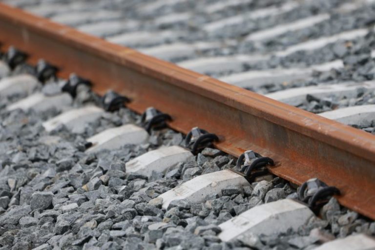 Circulação suspensa na Linha do Leste devido a queda de barreira