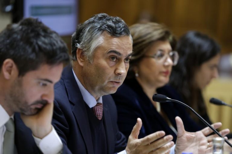 Ministro admite alargar até ao 9.º ano proibição de telemóveis nas escolas