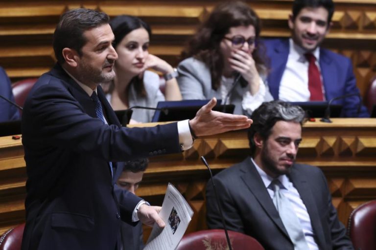 PSD acusa PS e Chega de “voltarem a casar” para governarem via parlamento