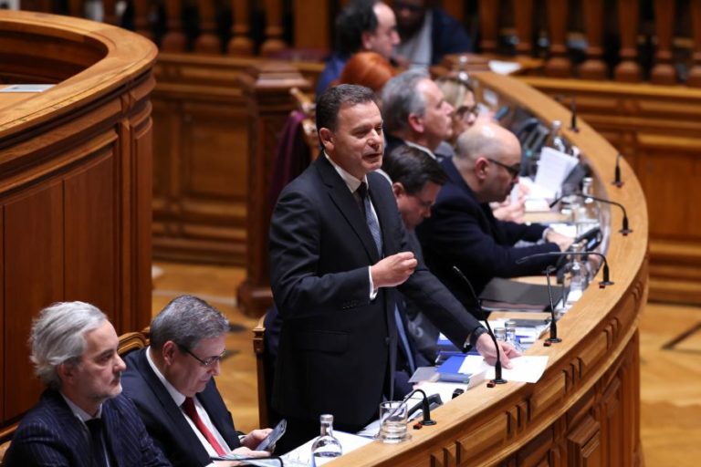 Primeiro-ministro responde hoje no parlamento pela atuação do Governo às consequências do mau tempo já com MAI demitida