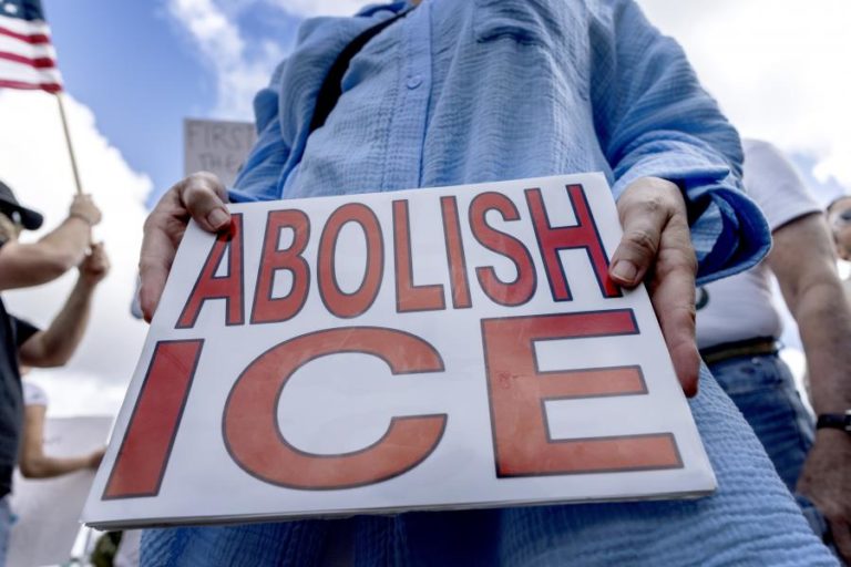 Maioria dos migrantes detidos nos EUA pelo ICE não tinha antecedentes criminais